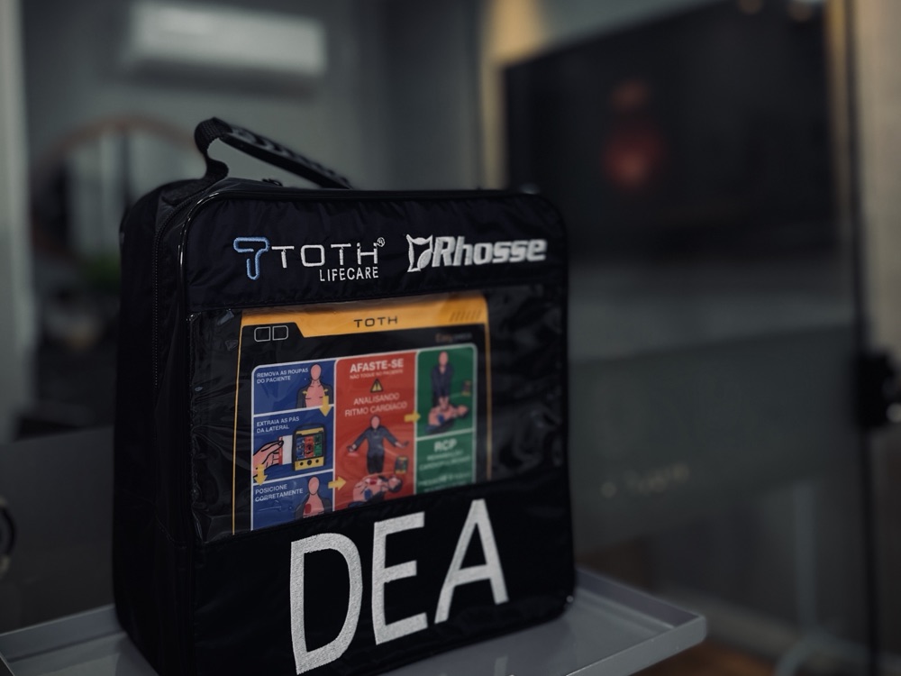 Desfibrilador externo automático (DEA) disponível na estrutura da clínica